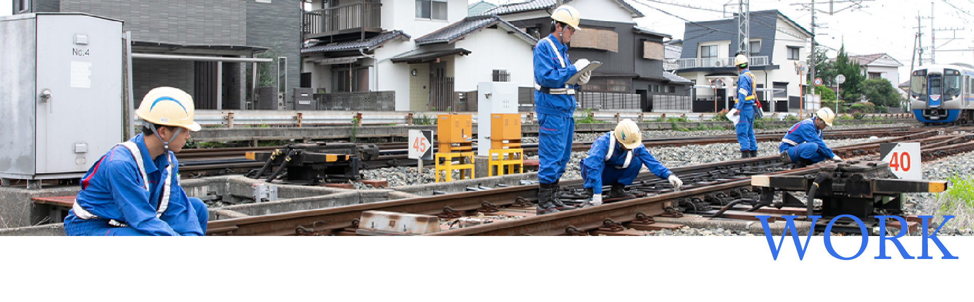 線路内でレールの測定を行う技術員