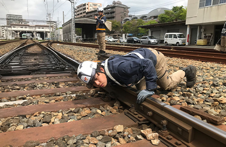 レールの歪みを目視確認する技術員