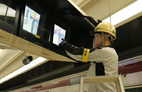 ホームのITVモニターを点検する技術員