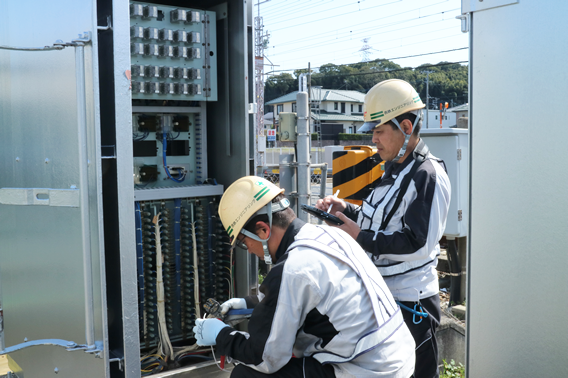 障害物検査装置の器具箱内を検査する技術員