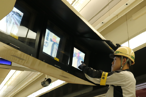 ホーム監視装置の定期検査風景