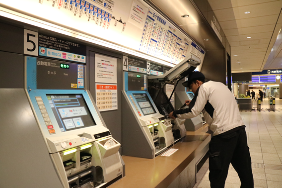 自動券売機の定期検査風景