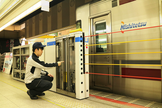 ホーム柵工事風景