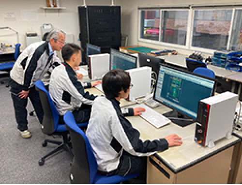 CADを用いた設計業務風景