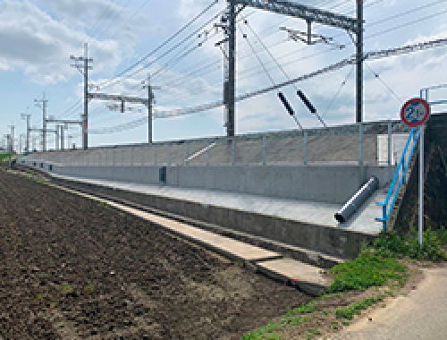 盛土区間の法面改良工事風景