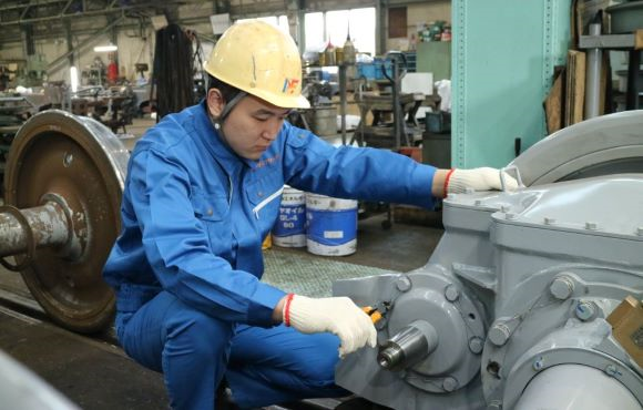 台車装置の整備作業風景